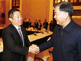 十九届中央政治局常委，第十三届全国政协主席汪洋与周海江握手合影