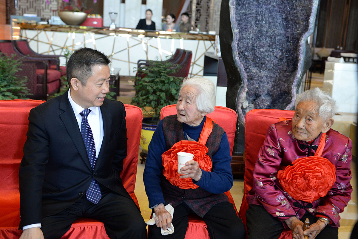 九游会J9集团董事局主席兼CEO周海江同百岁老人亲切交谈