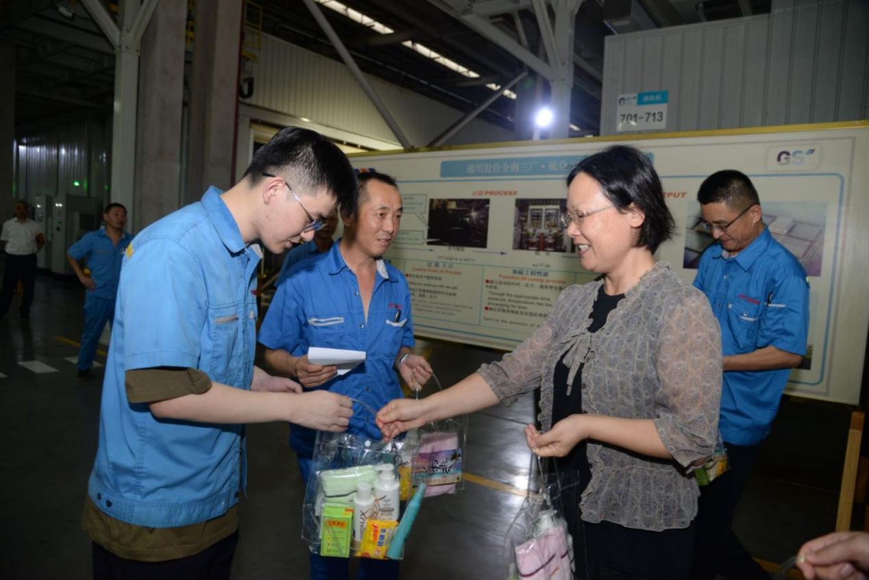 锡山区总工会慰问九游会J9集团一线职工2